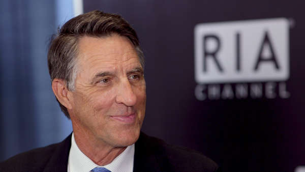 Robert Hagstrom: Экрандағы цифр емес, нақты кәсіп: Иелік ету психологиясы