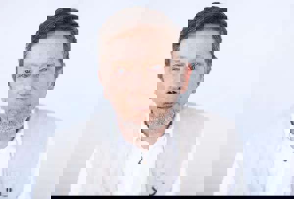 Eckhart Tolle: Тылсым тыныштықтың жаршысы