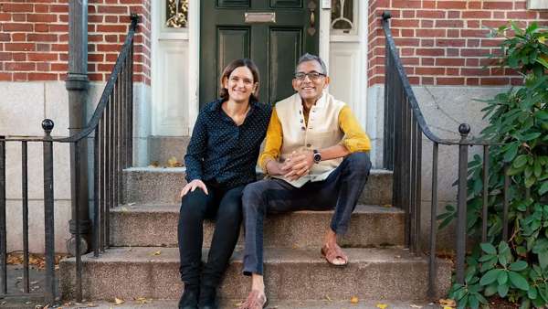 Abhijit V. Banerjee and Esther Duflo: Екі әлемнің түйісуі: Калькутта шаңынан Париж салондырына дейін