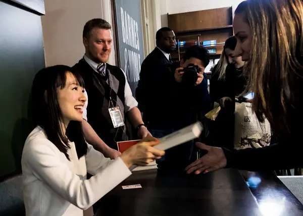 Marie Kondo: Көзге көрінбейтін жүк: Смартфондағы цифрлық қоқысты реттеу